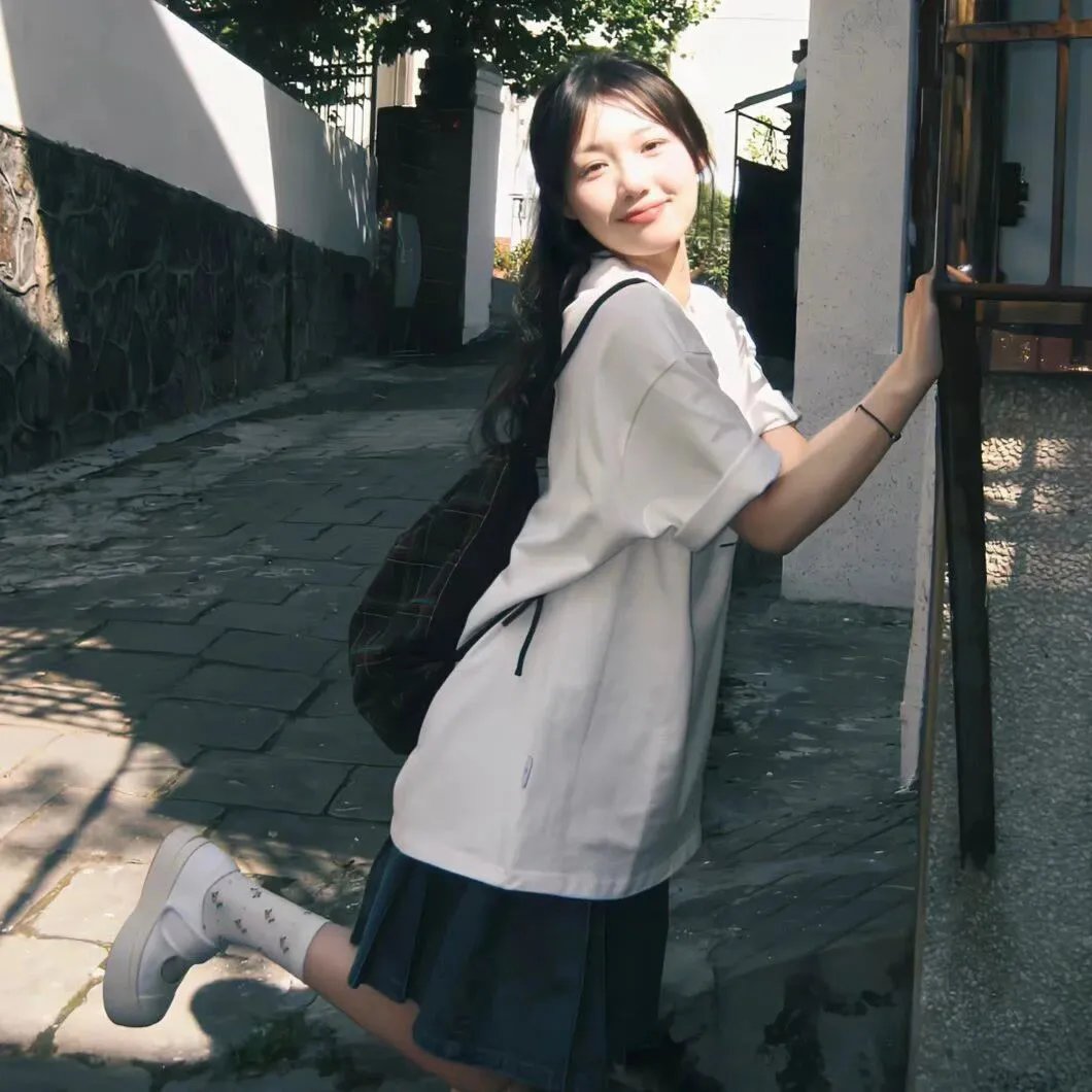 S2 庄园大厅拱门与吊灯下 · 编号夫妻依次入场